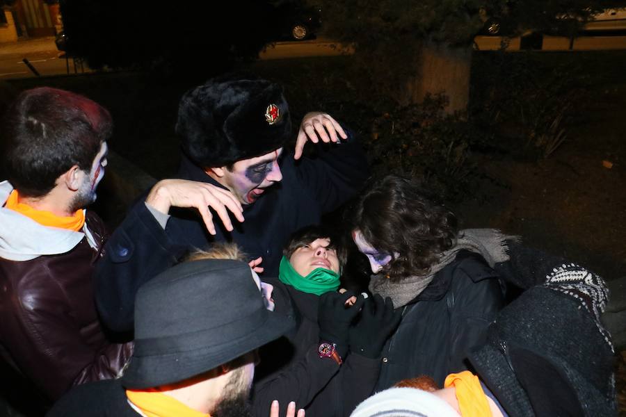 La primera yincana de temática zombi organizada por Gauekoak y la asociación cultural Enaxi reúne a cientos de personas en el barrio vitoriano