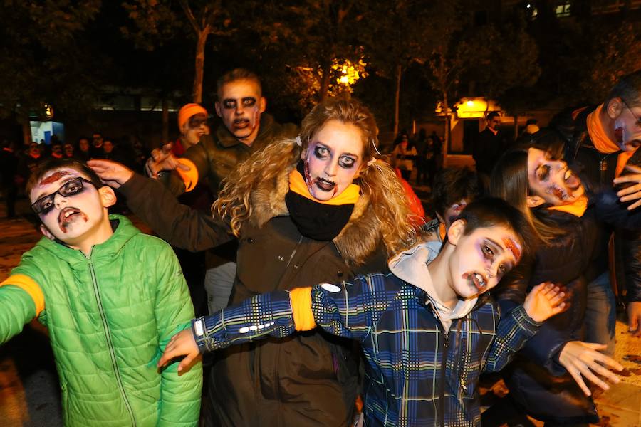 La primera yincana de temática zombi organizada por Gauekoak y la asociación cultural Enaxi reúne a cientos de personas en el barrio vitoriano