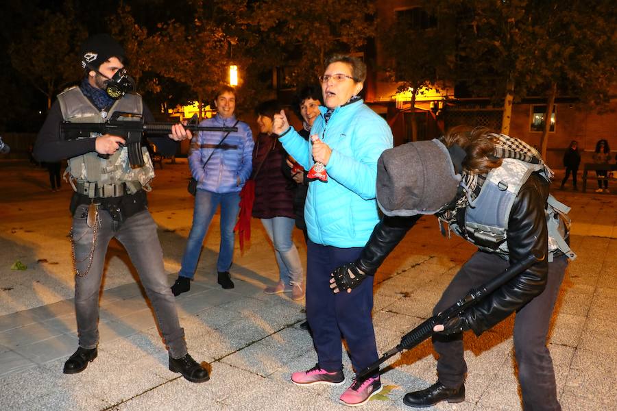 La primera yincana de temática zombi organizada por Gauekoak y la asociación cultural Enaxi reúne a cientos de personas en el barrio vitoriano