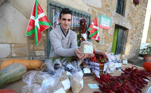 Julen Castillo cultiva la alubia verde de Trucíos. 