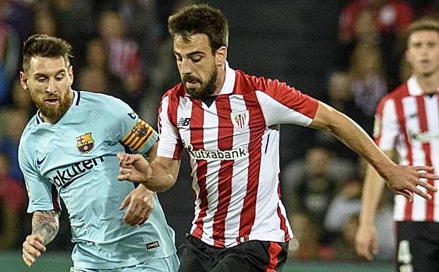 Beñat, con Messi en el partido contra el Barcelona.