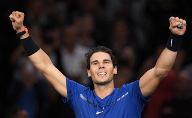 Rafa Nadal celebra su primera victoria en París y el número uno del mundo. 
