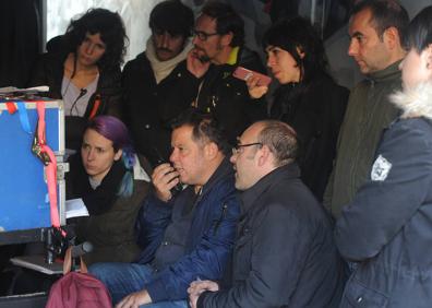 Imagen secundaria 1 - Tres momentos del rodaje de 'Vitoria. 3 de marzo'.