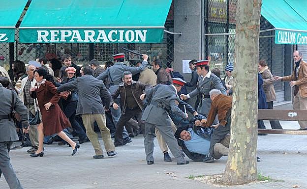 Una de las escenas que se han rodado evoca la carga policial en el barrio vitoriano.
