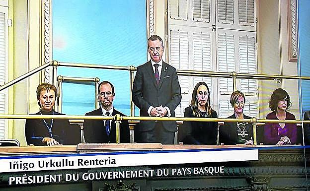 Urkullu y Tapia, captados por la televisión en la Asamblea. 