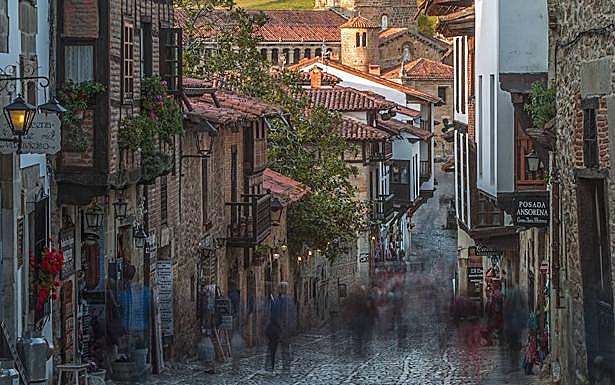 Calle El Cantón en Santillana del Mar, sometida a la mano de un fotógrafo con vocación de artista. 