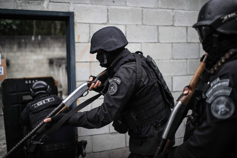 Si hay una unidad policial que impone respeto entre los presos de Río de Janeiro es el GIT, el Grupo de Intervención Táctica, cuyo único objetivo es poner fin a las rebeliones y motines en el sistema carcelario.