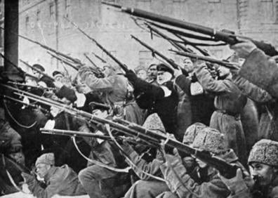 Imagen secundaria 1 - Julio de 1917. Manifestación convocada por los bolcheviques y reprimida por el Gobierno. Marzo de 1917. Grupo de bolcheviques tras la caída del zar. En prensa. Portada de ‘El Pueblo Vasco’.