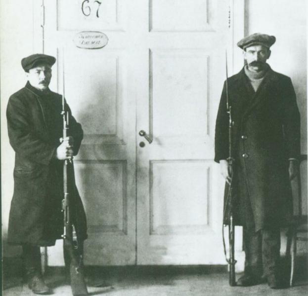 Vigilancia. Guardias rojos ante el despacho de Lenin.