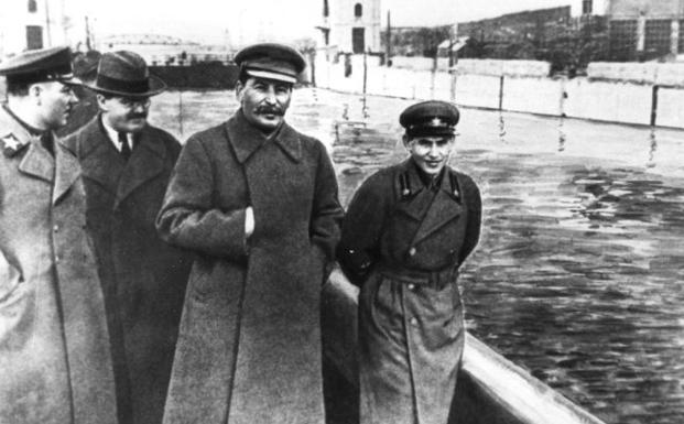 Nikolai Yezhov, el terror. Fue responsable de la muerte de centenares de miles de personas y el envío a prisión de millones, entre 1934 y 1938. Cayó en desgracia y fue fusilado en 1940. A continuación desapareció de esta foto en la que visita las obras del canal Moscú-Volga, en 1937.