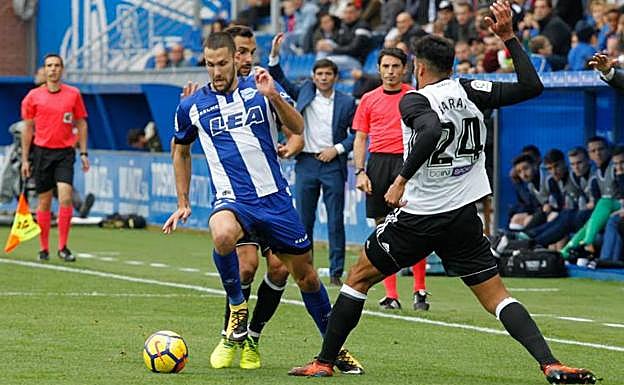 Alfonso Pedraza supera al valencianista Garay en Mendizorroza.