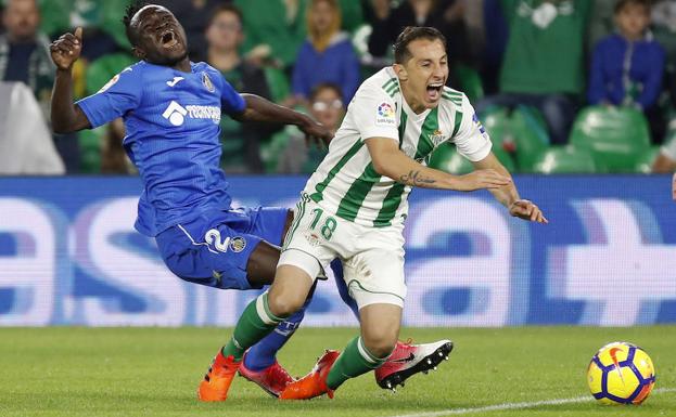 Guardado (d) cae ante Dakonam. 