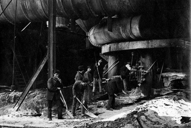 Imagen principal - Soldados alimentando un horno durante una huelga en el País Vasco en 1917 / Milicianos en Berlín, en 1919 / Dolores Ibarruri ‘Pasionaria’. 