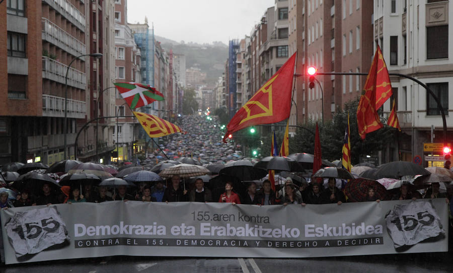 La movilización ha sido convocada por la coalición soberanista EH Bildu, los sindicatos ELA, LAB, ESK, Steilas y la plataforma Gure Esku Dago