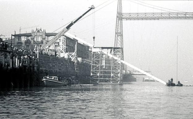 Una gran tubería de abastecimiento une las dos márgenes de la ría a la altura del Puente Colgante. Es una arteria vital para redistribuir el suministro que llega del Zadorra