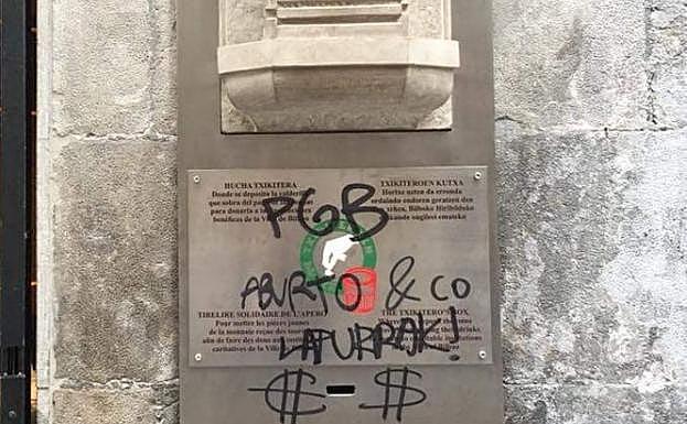 La pintada a la hucha.