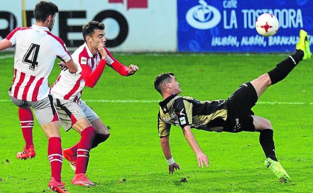 El Barakaldo dejó escapar la victoria en el derbi vizcaíno en el último minuto del partido.