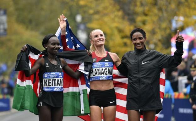 Shalane Flanagan (c) celebra su victoria en el maratón de Nueva York. 