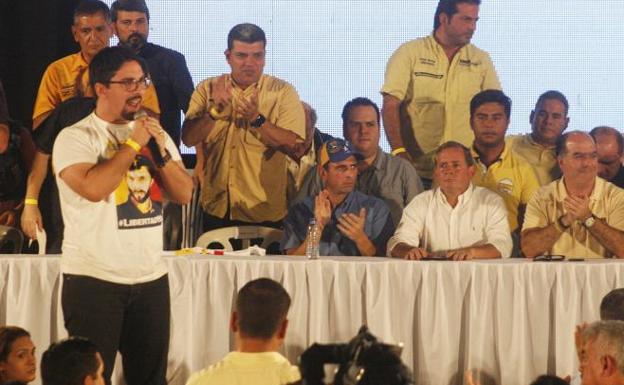 Freddy Guevara habla durante un acto político. 