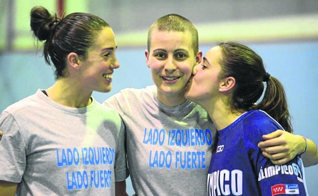 Carlota Egusquiza, en el centro, recibe el cariño y el apoyo de sus compañeras.