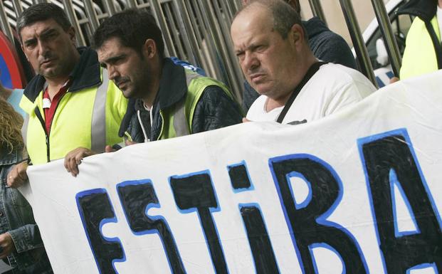 Profesionales de la estiba con una pancarta. 