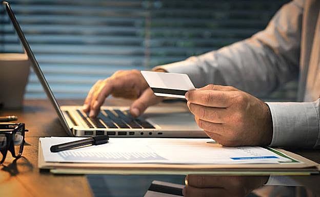 Una persona realiza una gestión electrónica con su tarjeta. 