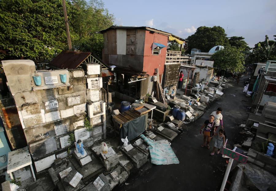 Miles de personas nacen, crecen, tienen hijos y mueren en los cementerios de Manila. Duermen en los panteones, ven la tele en las lápidas, juegan con los huesos...