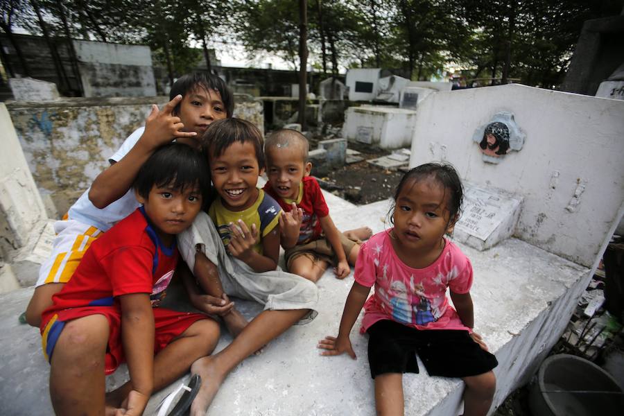 Miles de personas nacen, crecen, tienen hijos y mueren en los cementerios de Manila. Duermen en los panteones, ven la tele en las lápidas, juegan con los huesos...