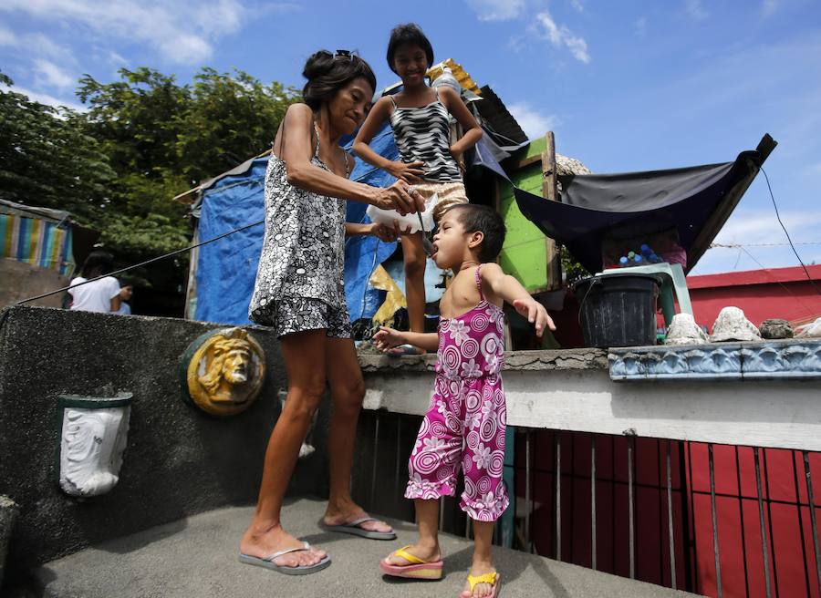 Miles de personas nacen, crecen, tienen hijos y mueren en los cementerios de Manila. Duermen en los panteones, ven la tele en las lápidas, juegan con los huesos...