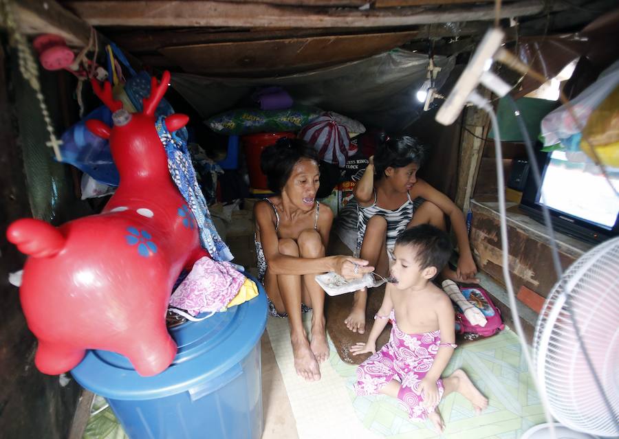 Miles de personas nacen, crecen, tienen hijos y mueren en los cementerios de Manila. Duermen en los panteones, ven la tele en las lápidas, juegan con los huesos...