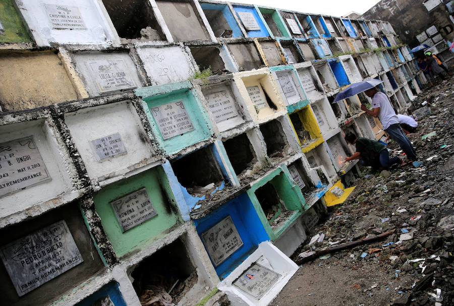 Miles de personas nacen, crecen, tienen hijos y mueren en los cementerios de Manila. Duermen en los panteones, ven la tele en las lápidas, juegan con los huesos...