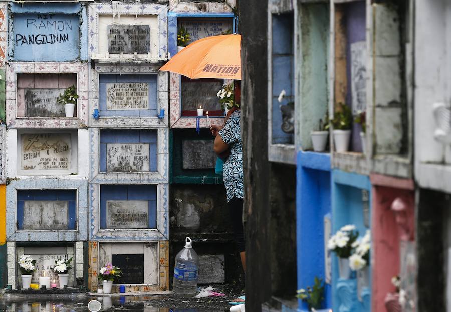 Miles de personas nacen, crecen, tienen hijos y mueren en los cementerios de Manila. Duermen en los panteones, ven la tele en las lápidas, juegan con los huesos...