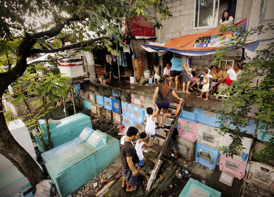 Miles de personas nacen, crecen, tienen hijos y mueren en los cementerios de Manila. Duermen en los panteones, ven la tele en las lápidas, juegan con los huesos...