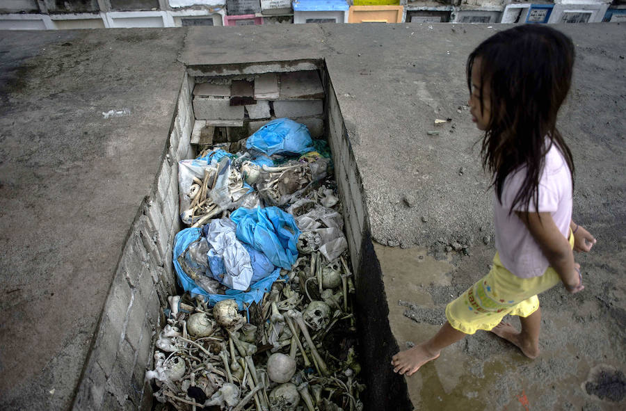 Miles de personas nacen, crecen, tienen hijos y mueren en los cementerios de Manila. Duermen en los panteones, ven la tele en las lápidas, juegan con los huesos...