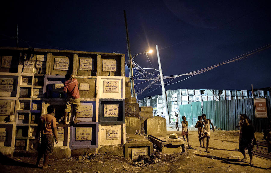 Miles de personas nacen, crecen, tienen hijos y mueren en los cementerios de Manila. Duermen en los panteones, ven la tele en las lápidas, juegan con los huesos...