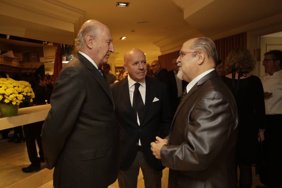 El socialista Txarli Prieto, de charla con Josu de Lapatza, vicepresidente de la Academia Vasca de la Gastronomía en Álava, y Javier Ruiz de Galarreta, director general del grupo de exportadores de Rioja Alavesa (Araex).