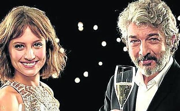 La pareja hace alarde del arte de brindar.