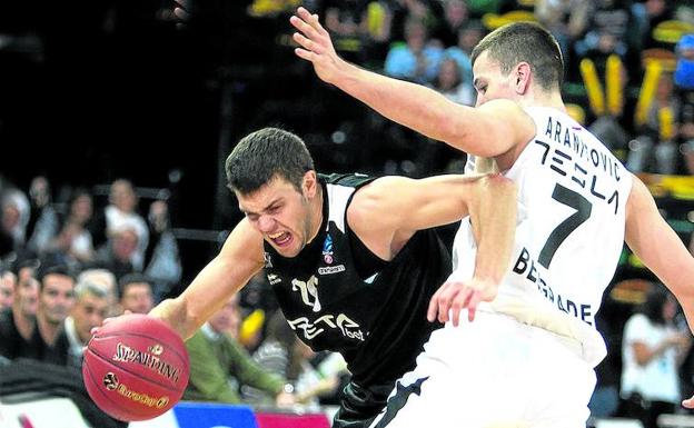 Dejan Todorovic busca espacio para continuar ante la muralla que le plantea Aranitovic durante el encuentro en Miribilla contra el Partizan. 