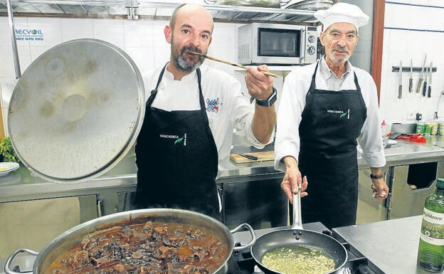 David López de Luzuriaga y Juan Criado, arriba en plena ‘faena’. Abajo, su estético plato de bacalao.