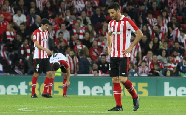 Los jugadores rojiblancos tras la derrota frente al Barcelona en San Mamés.