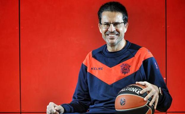 Pedro Martínez, entrenador del Baskonia, charla con EL CORREO.