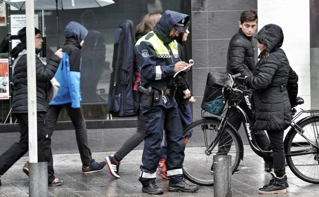 Un policía local de Vitoria interpone una sanción a una mujer que circulaba en bicicleta. 