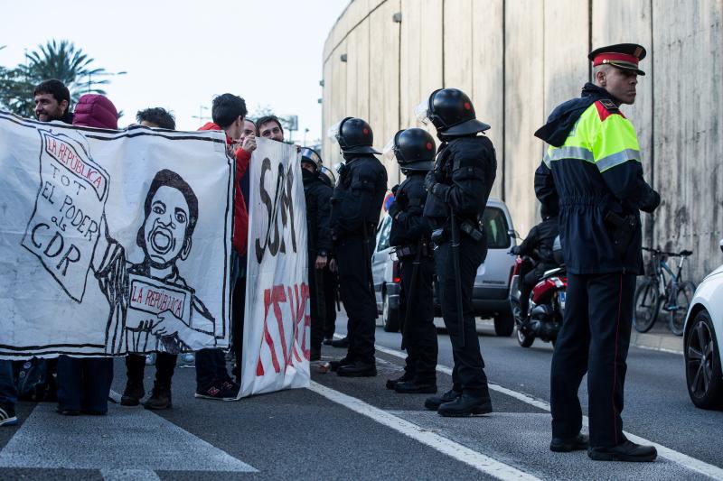 Los piquetes provocan cortes en una treintena de carreteras catalanas 