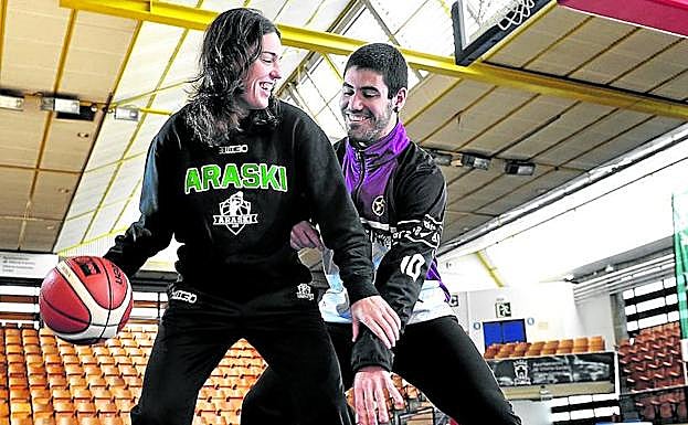 Arrate e Iñigo Agirre se prestan a las bromas en el pabellón de Mendizorroza.