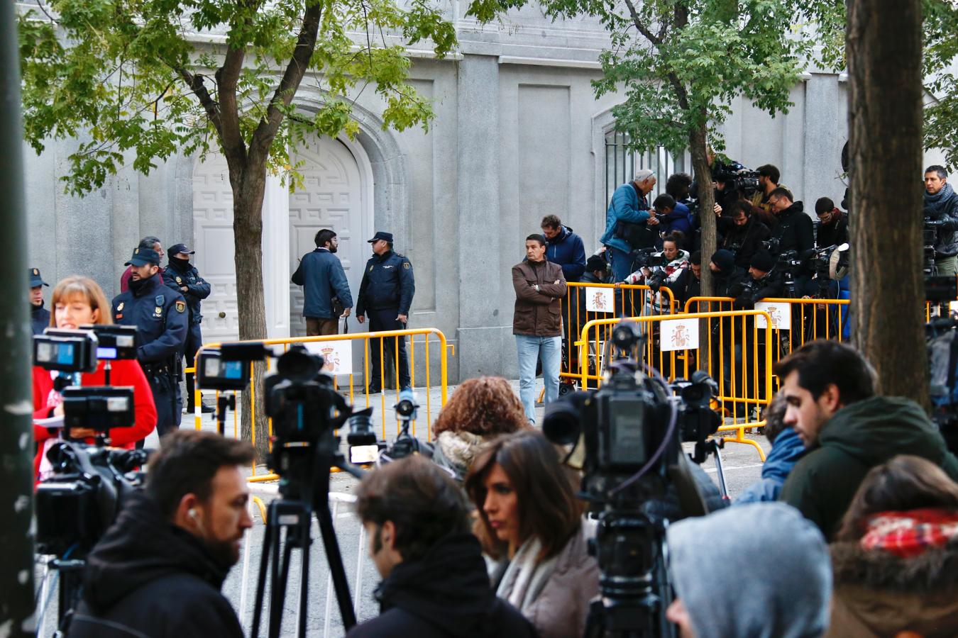 Un fuerte despliegue policial, con varios furgones y decenas de agentes, así como numerosos periodistas aguardan expectantes