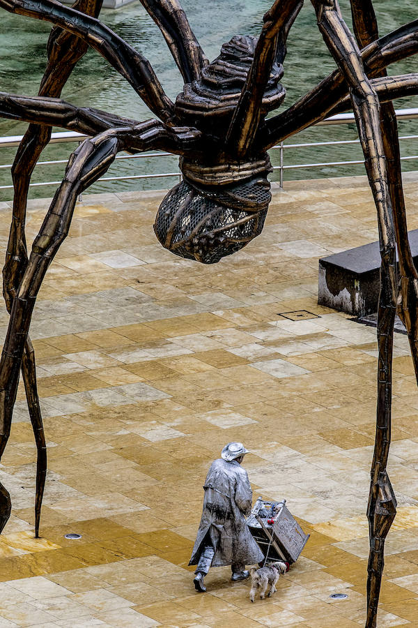 Un mimo pasa por debajo de la araña 'Mama', una de las esculturas más ambiciosas de Bourgeois.