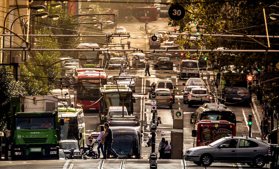 La calle Autonomía atestada de coches y autobuses.