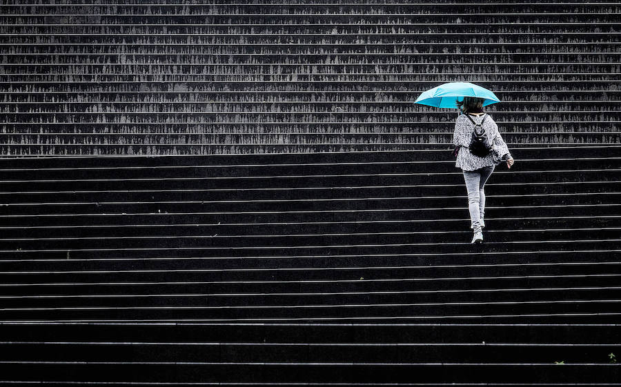 Una mujer sube por las escaleras de la plaza de la Convivencia, situada entre las torres Isozaki.