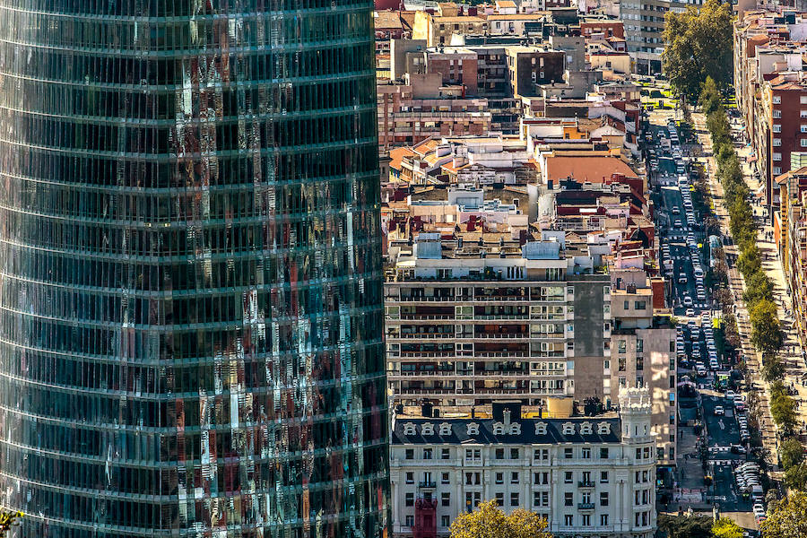 La Torre Iberdrola en primer plano y la calle alameda Rekalde a la derecha.