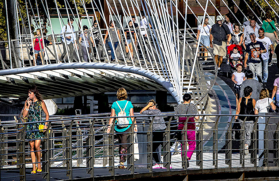 Varias personas pasean por el puente Zubizuri.